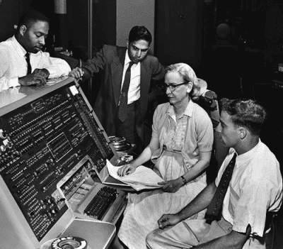 Grace Hopper und ihre Kollegen mit dem UNIVAC 1